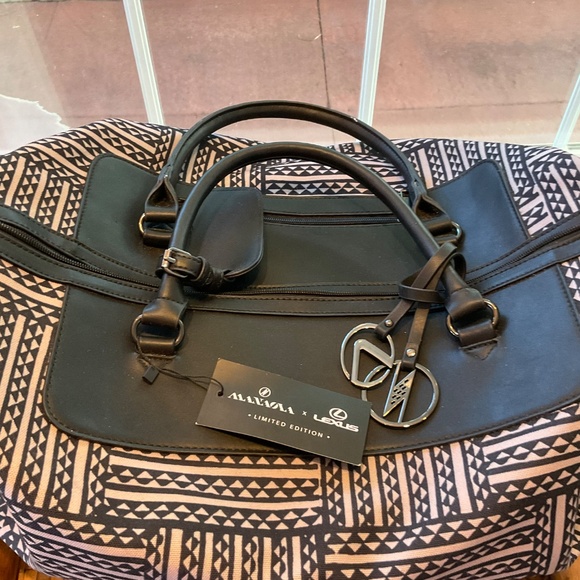 Manaola Lexus Limited Edition Travel Bag & Matching Pouch NWT - Picture 5 of 10